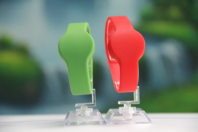 ic硅胶腕带锅铲加工有难度，，，，，，五金包ic硅胶腕带焦点要领在于哪儿