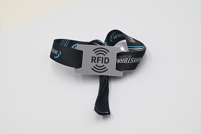 校园卡不但有统一的结构，，，，，，尚有个性化的定制