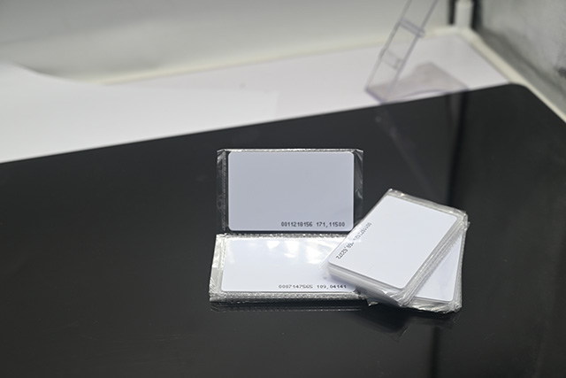 IC卡，，，，ID卡，，，，M1卡，，，，射频卡的区别是什么？？？？