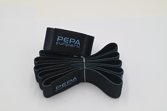 与条形码扫描类似，，，，，，RFID腕带电子标签有一套完整的使用系统