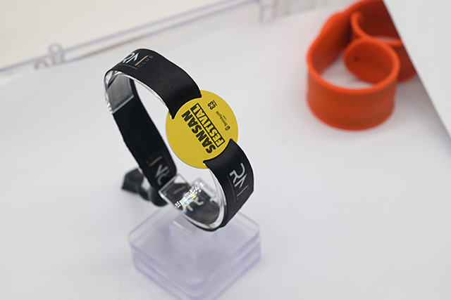 这样的带按键显示屏可视银行卡您是否见过呢？？？？