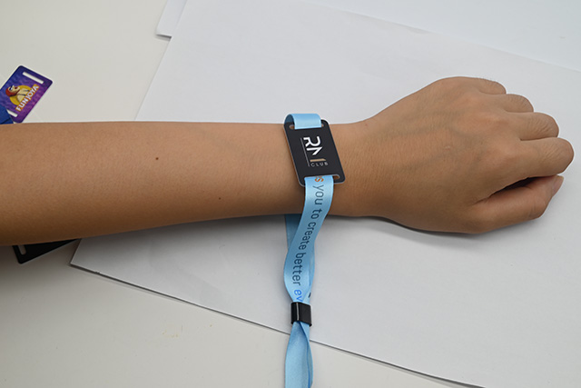 制作人像识别卡的基卡可以是一样平常PVC卡，，，，，也可以是磁卡