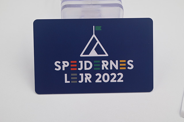 制作钥匙扣卡时的过uv工艺是什么呢？？？有了之后，，，有什么效果呢？？？